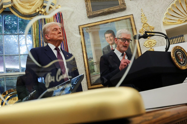 Apple "cầu hòa" với tổng thống Trump bằng kỷ niệm chương làm từ vàng 24K - 1