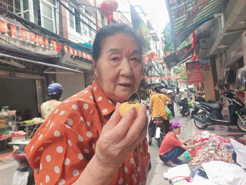 Loại quả quê mùa thành đặc sản ở Hà Nội có giá đắt đỏ, tiểu thương đếm quả tính tiền - 5