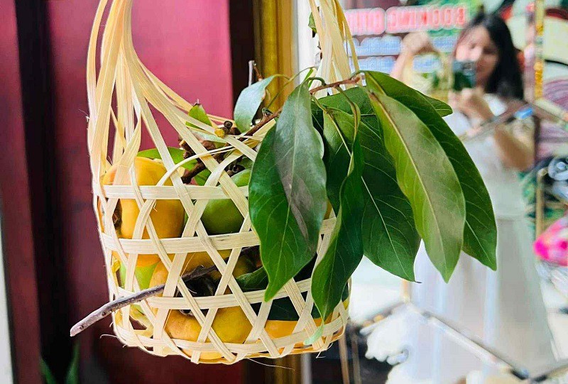 Loại quả quê mùa thành đặc sản ở Hà Nội có giá đắt đỏ, tiểu thương đếm quả tính tiền - 2