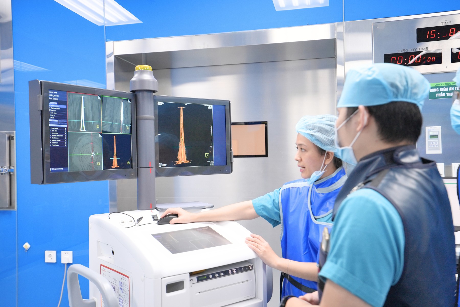 Phẫu thuật kết hợp xương ứng dụng C-arm 3D thế hệ mới, bệnh nhân đi lại 1 ngày sau mổ - 2
