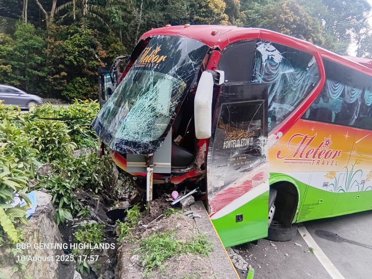 Xe buýt chở 20 du khách Việt Nam gặp nạn ở Malaysia - 1