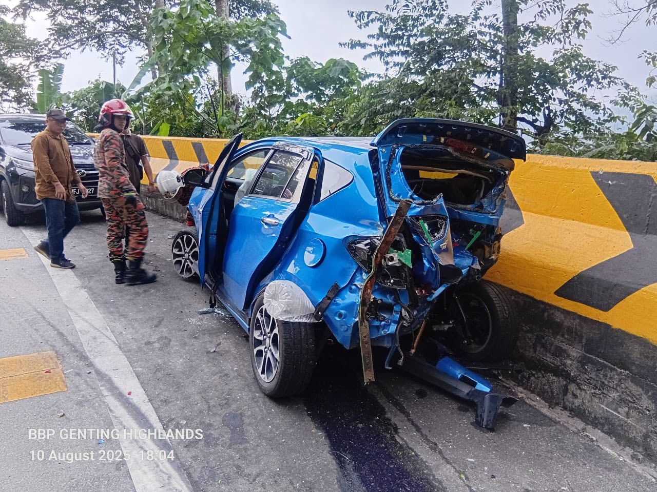 Xe buýt chở 20 du khách Việt Nam gặp nạn ở Malaysia - 4