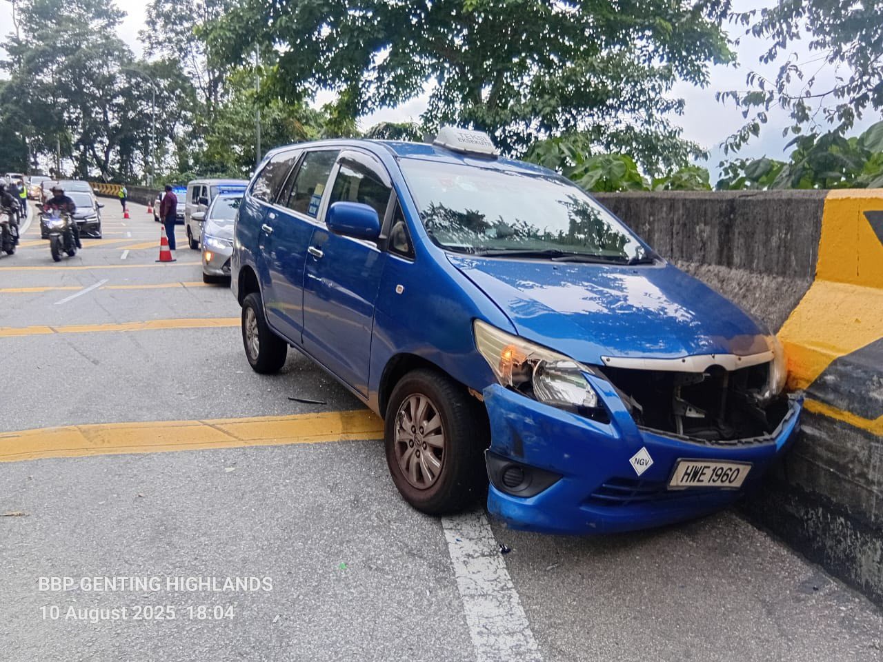 Xe buýt chở 20 du khách Việt Nam gặp nạn ở Malaysia - 5