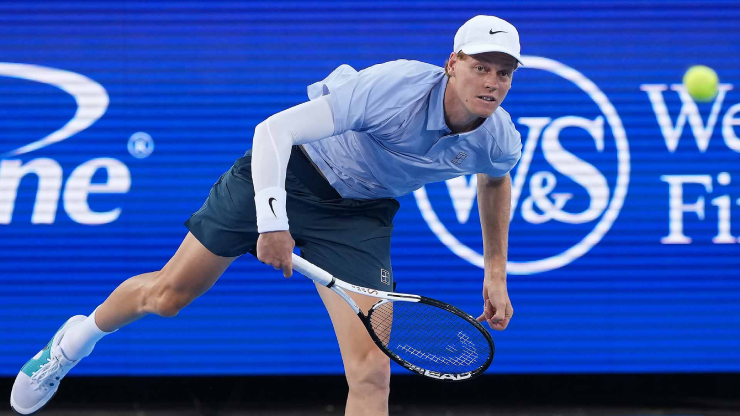 Sinner "không thể ngăn cản": Vượt mặt Djokovic, thách thức kỷ lục Federer - 1