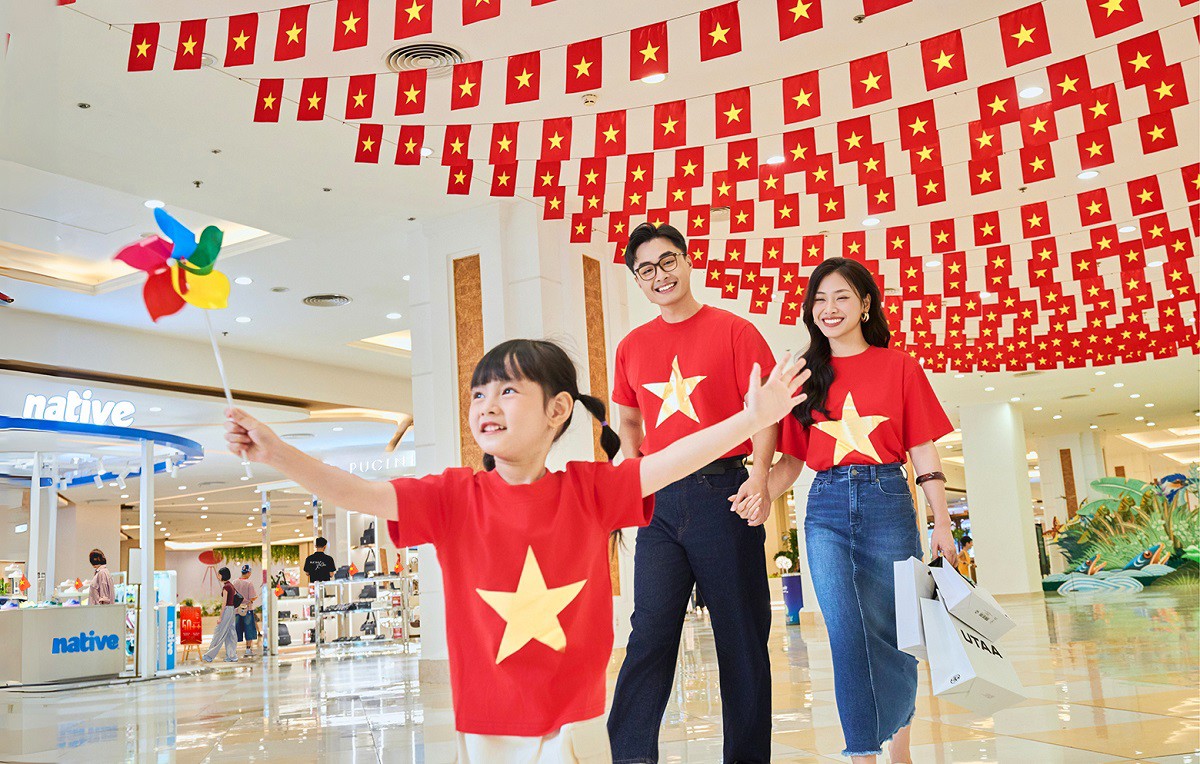 Vincom khởi động chiến dịch “Tự hào sao Việt” - Thắp sáng biểu tượng bán lẻ Việt chào mừng 80 năm Quốc Khánh - 2