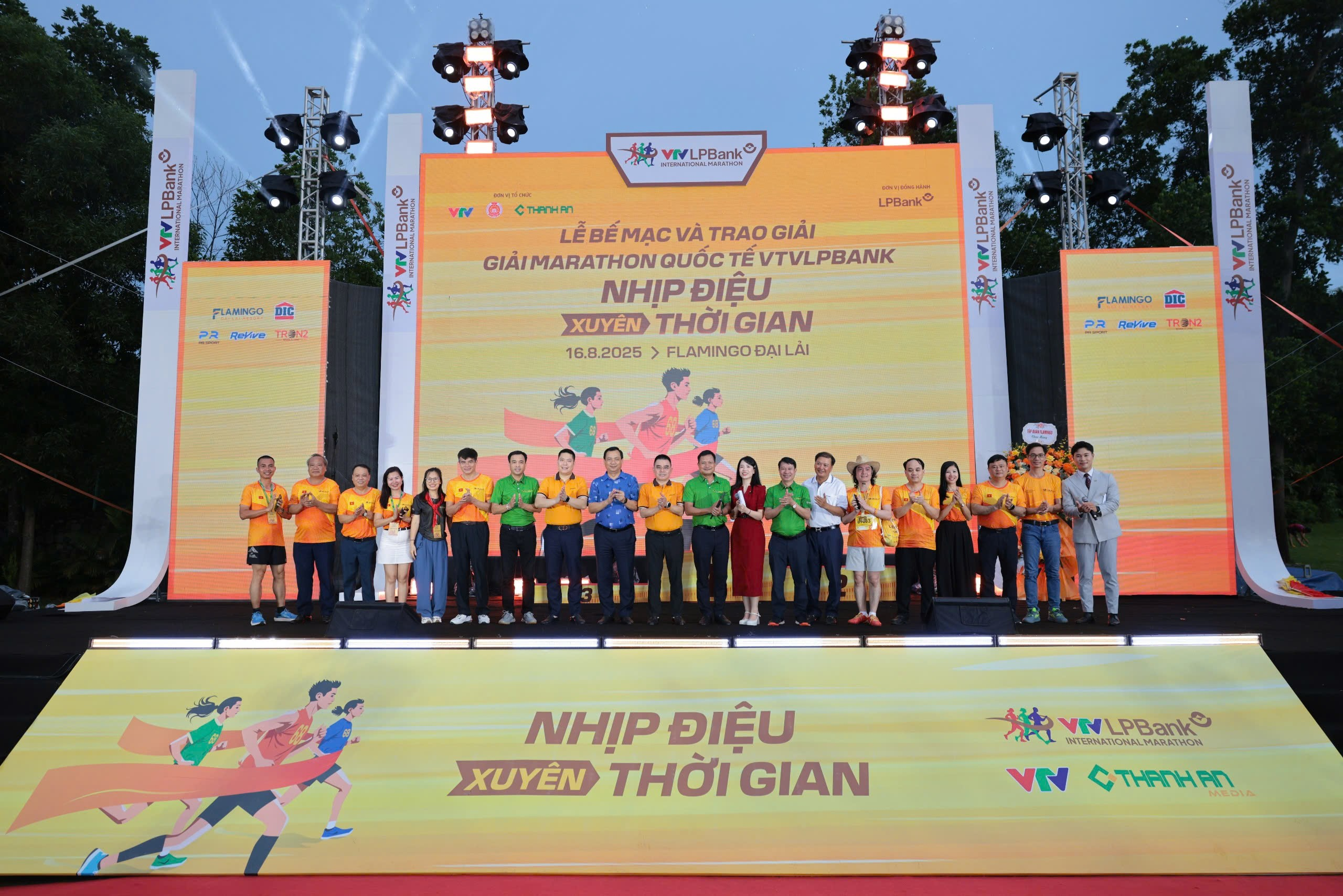 300 chiếc xe đạp tiếp sức học sinh nghèo tỉnh Phú Thọ thông qua Giải Marathon Quốc tế VTV LPBank 2025 - 5