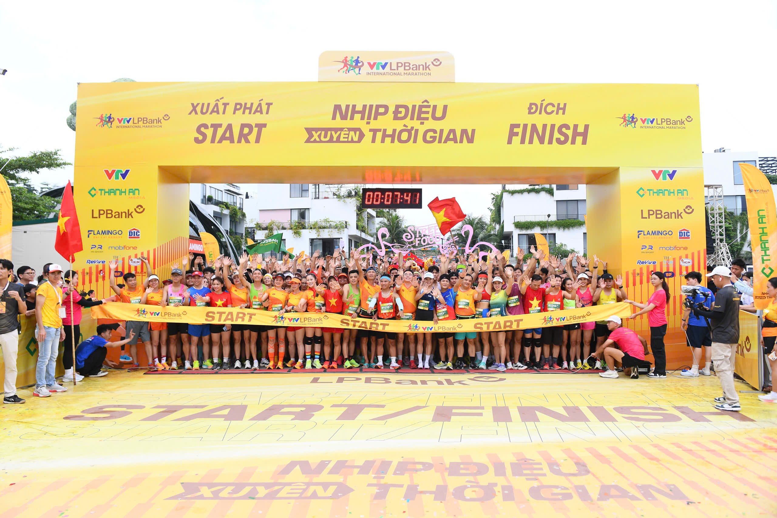 300 chiếc xe đạp tiếp sức học sinh nghèo tỉnh Phú Thọ thông qua Giải Marathon Quốc tế VTV LPBank 2025 - 3