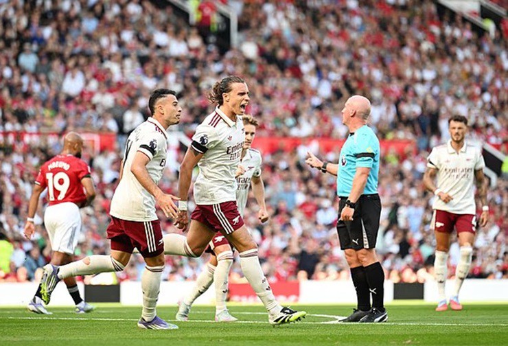 Người hùng giúp Arsenal giành trọn 3 điểm trước Man United đang kiếm tiền thế nào? - 2