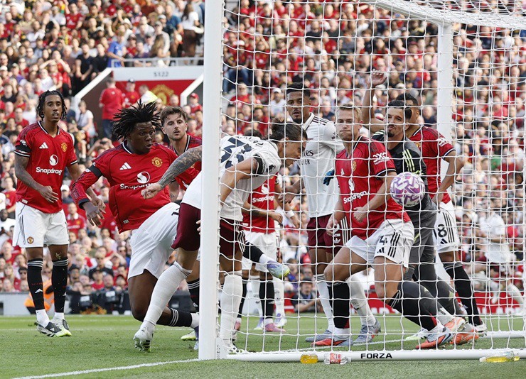 Người hùng giúp Arsenal giành trọn 3 điểm trước Man United đang kiếm tiền thế nào? - 1