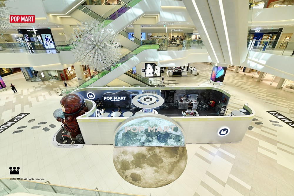 Sự kiện triển lãm “MEGA SPACE MOLLY: Hello, Moon” - Lạc trôi vào vũ trụ kỳ ảo giữa lòng Hà Nội! - 2