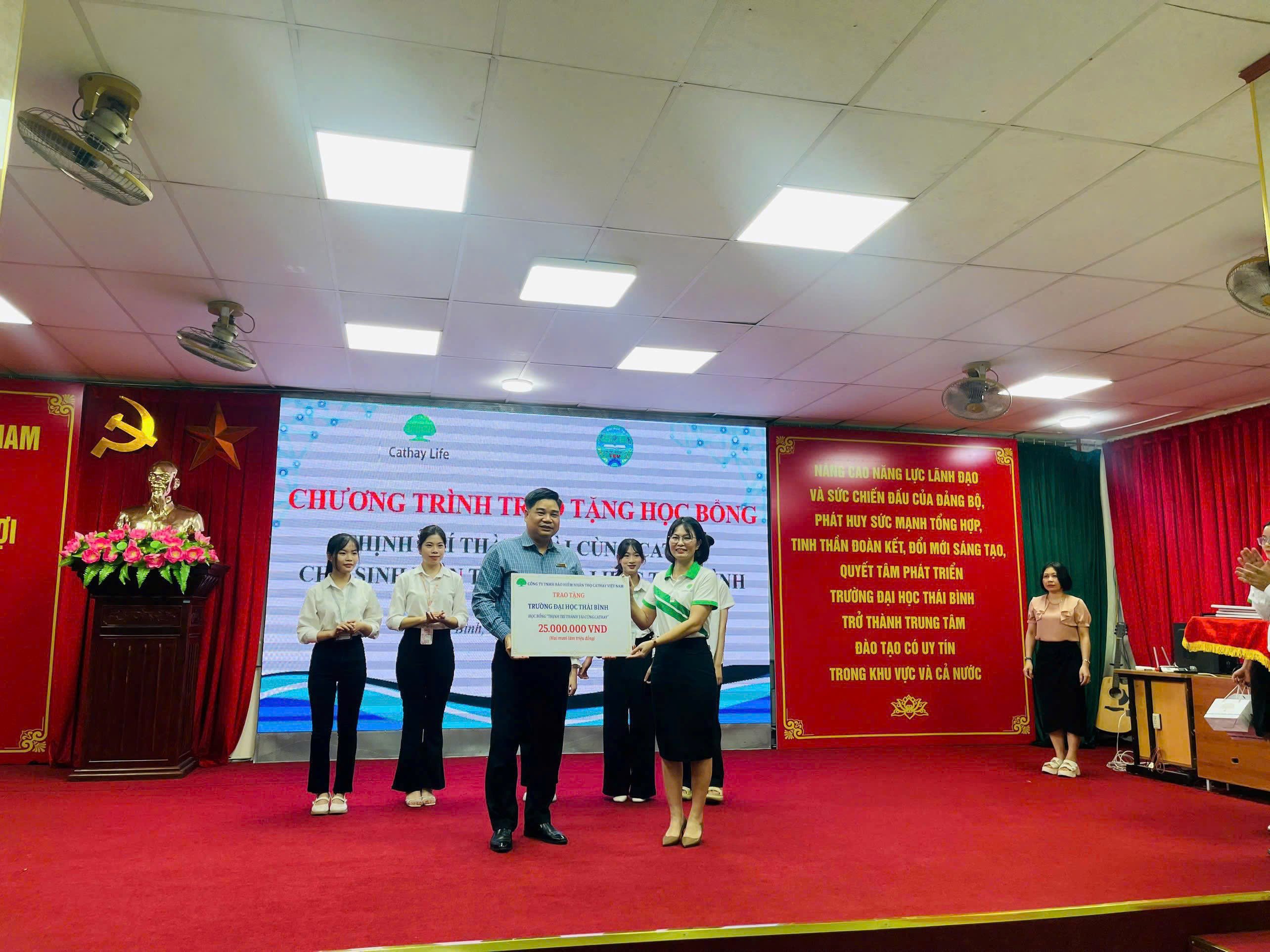 Cathay Life Việt Nam trao học bổng cho sinh viên tại khu vực Thái Bình - 1