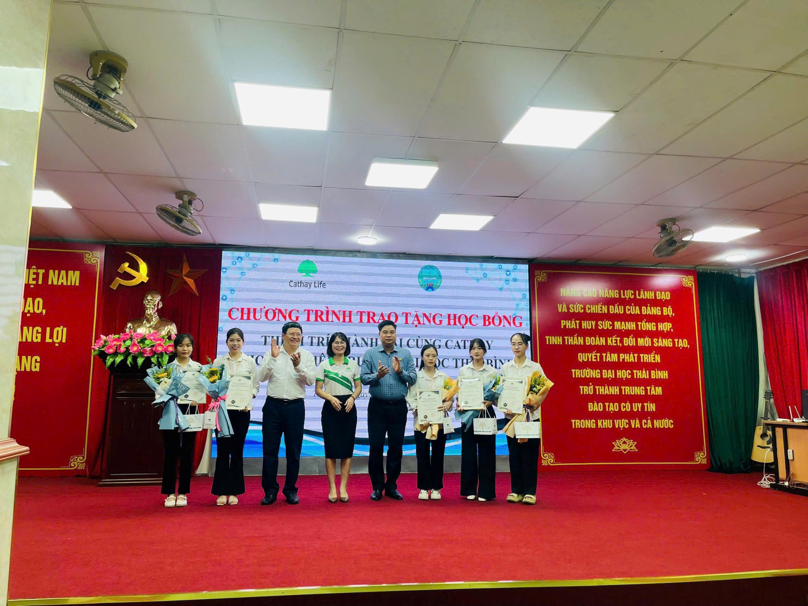 Cathay Life Việt Nam trao học bổng cho sinh viên tại khu vực Thái Bình - 2