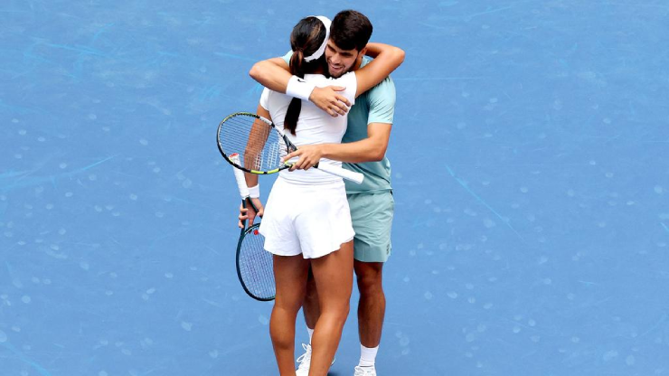 Alcaraz ôm thắm thiết Raducanu: Chuyện tình đẹp ở US Open 2025? - 1