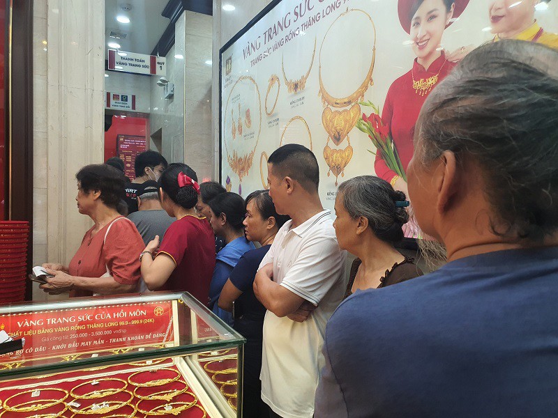 Phố vàng Hà Nội ngày 20/8: Người dân kéo đến mua bán đông như hội, cửa hàng “đuổi bớt” khách - 7