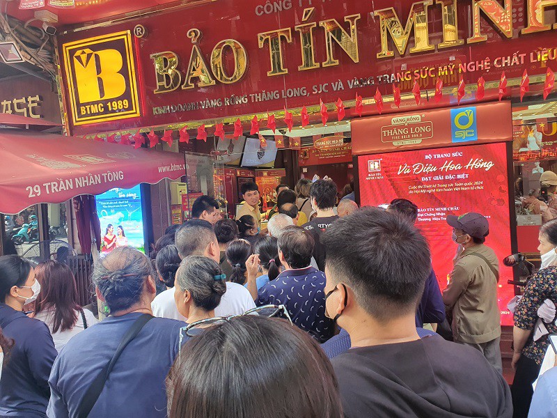 Phố vàng Hà Nội ngày 20/8: Người dân kéo đến mua bán đông như hội, cửa hàng “đuổi bớt” khách - 1