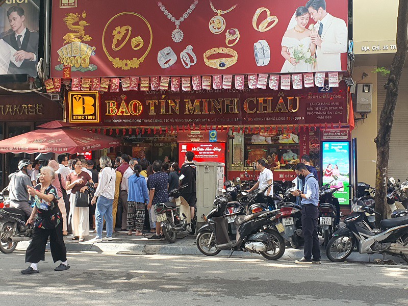Phố vàng Hà Nội ngày 20/8: Người dân kéo đến mua bán đông như hội, cửa hàng “đuổi bớt” khách - 5
