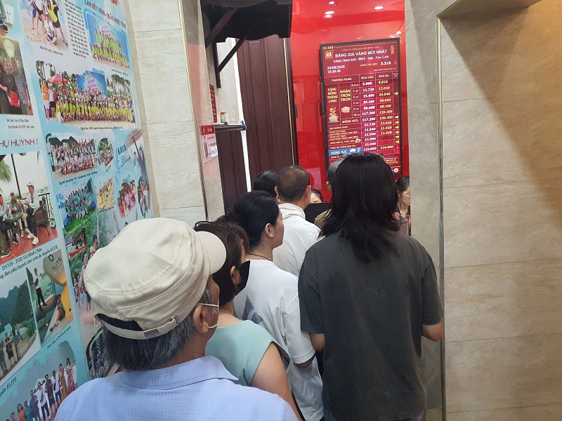 Phố vàng Hà Nội ngày 20/8: Người dân kéo đến mua bán đông như hội, cửa hàng “đuổi bớt” khách - 6