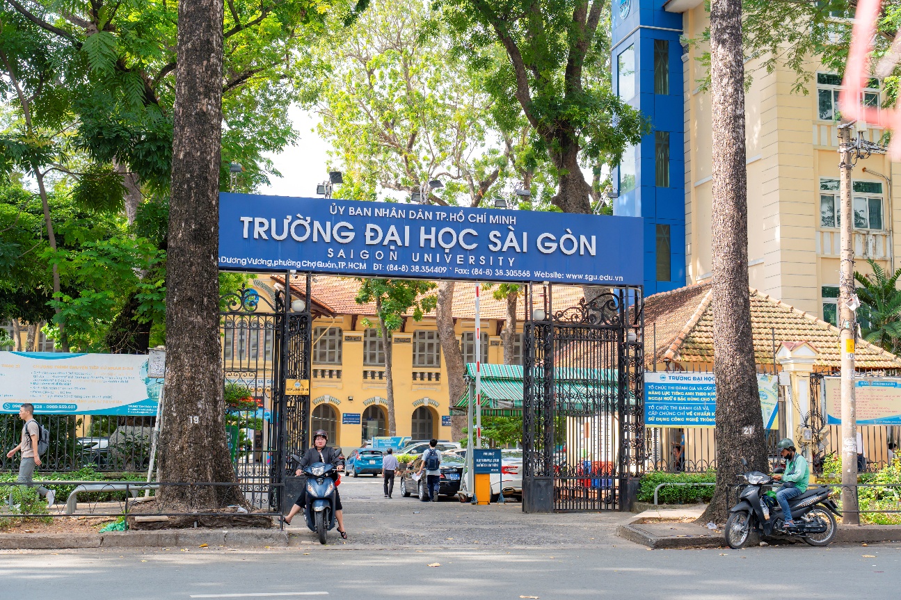 Giữa phố thị rộn ràng, khẽ kể chuyện trăm năm - 4