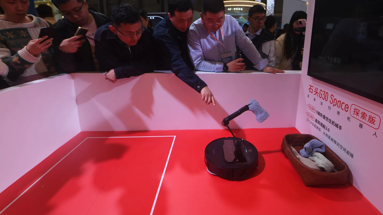 Robot gia đình sắp được giảm giá mạnh - 1