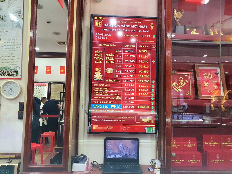Giá vàng chiều 23/8: Tăng dữ dội lên mốc cao nhất lịch sử, cảnh tượng “lạ” trên phố vàng Hà Nội - 1