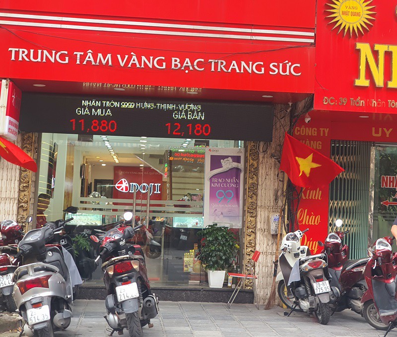 Giá vàng chiều 23/8: Tăng dữ dội lên mốc cao nhất lịch sử, cảnh tượng “lạ” trên phố vàng Hà Nội - 2