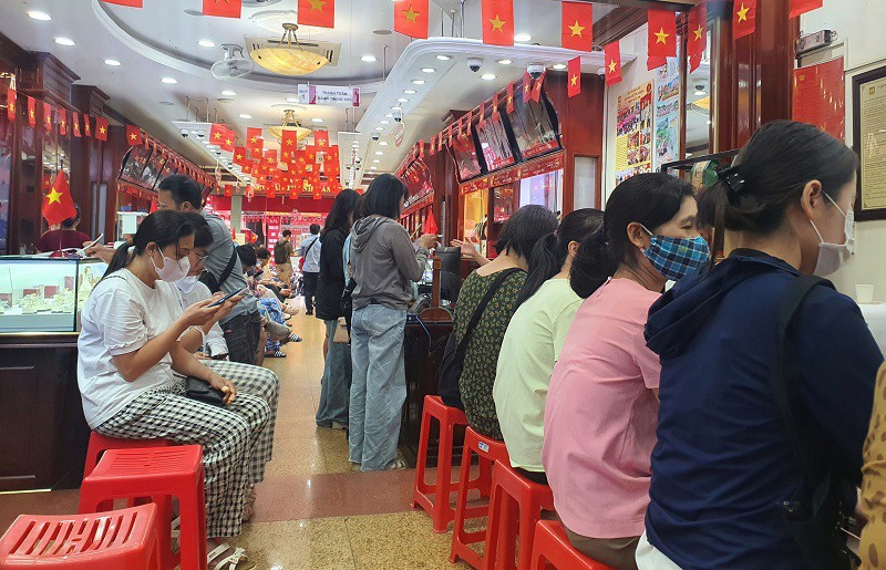 Giá vàng chiều 23/8: Tăng dữ dội lên mốc cao nhất lịch sử, cảnh tượng “lạ” trên phố vàng Hà Nội - 6