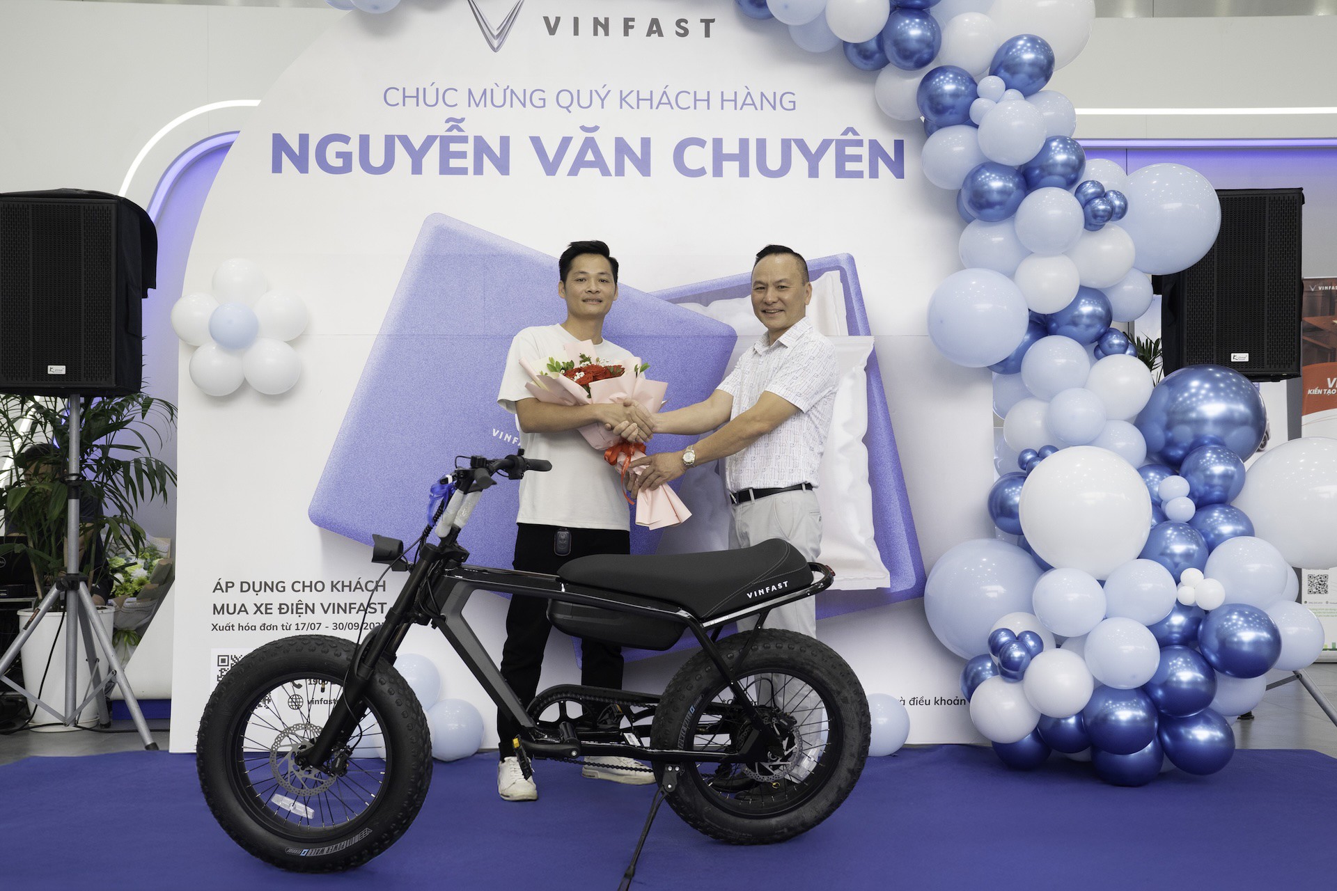 Khách hàng VinFast bất ngờ vì trải nghiệm “mua 1 được 2” - 1