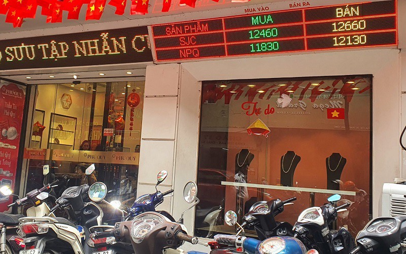 Giá vàng tăng “bùng nổ”, xô đổ mọi kỷ lục từ trước đến nay, nhiều người “khốn khổ” vì vàng - 2