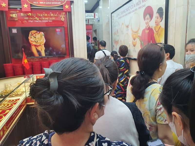 Giá vàng ngày 25/8: Tăng “đỉnh nóc kịch trần”, người dân đội mưa xếp hàng mua bán - 5