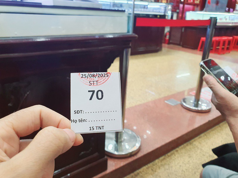 Giá vàng ngày 25/8: Tăng “đỉnh nóc kịch trần”, người dân đội mưa xếp hàng mua bán - 6