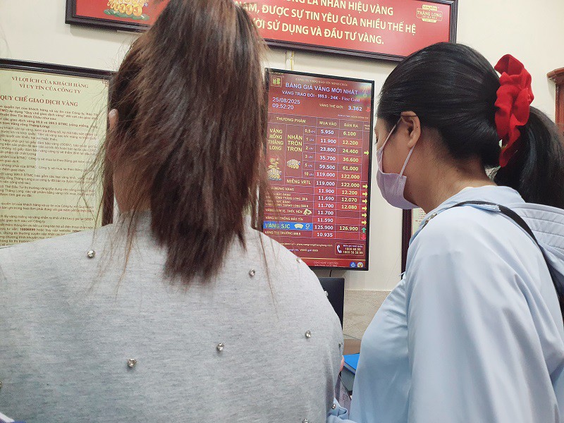 Giá vàng ngày 25/8: Tăng “đỉnh nóc kịch trần”, người dân đội mưa xếp hàng mua bán - 9