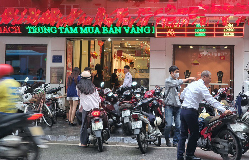 Giá vàng ngày 25/8: Tăng “đỉnh nóc kịch trần”, người dân đội mưa xếp hàng mua bán - 3