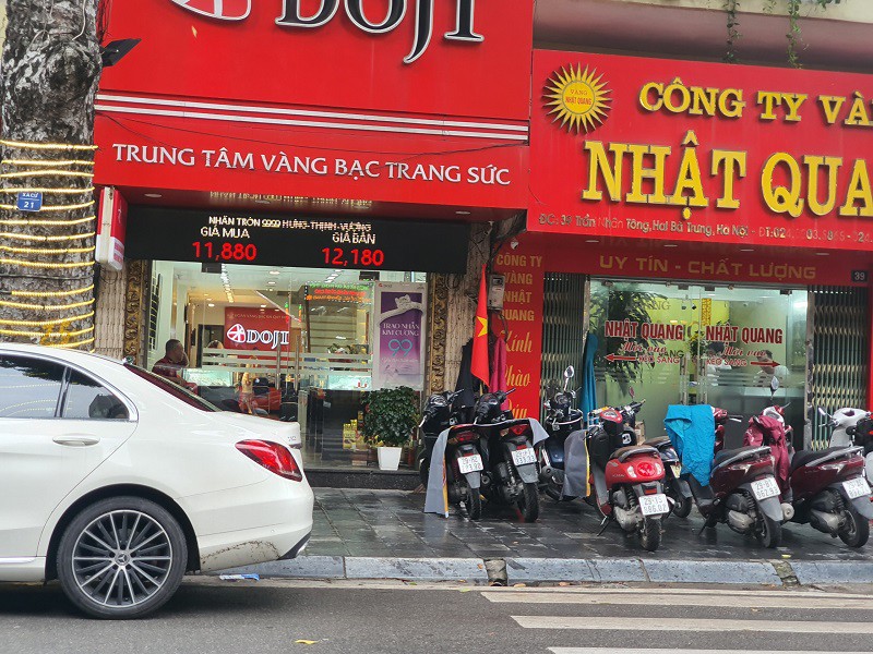 Giá vàng ngày 25/8: Tăng “đỉnh nóc kịch trần”, người dân đội mưa xếp hàng mua bán - 2