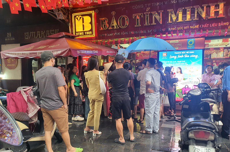 Giá vàng ngày 25/8: Tăng “đỉnh nóc kịch trần”, người dân đội mưa xếp hàng mua bán - 4