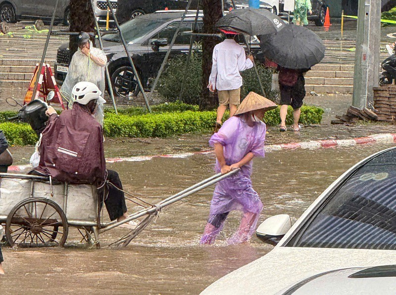 Nhiều tuyến phố Hà Nội ngập sâu sau mưa lớn, loạt dịch vụ “ăn theo” kiếm cả triệu đồng - 7