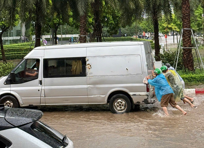 Nhiều tuyến phố Hà Nội ngập sâu sau mưa lớn, loạt dịch vụ “ăn theo” kiếm cả triệu đồng - 5