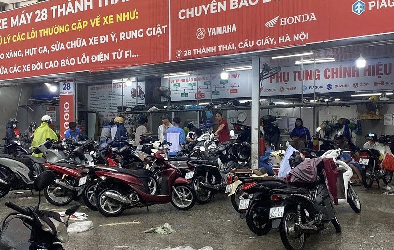 Nhiều tuyến phố Hà Nội ngập sâu sau mưa lớn, loạt dịch vụ “ăn theo” kiếm cả triệu đồng - 10
