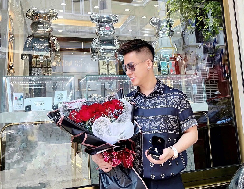 “Đại gia trẻ” buôn kim cương ở phố cổ Hà Nội vừa bị bắt vì tội rửa tiền giàu có cỡ nào? - 5