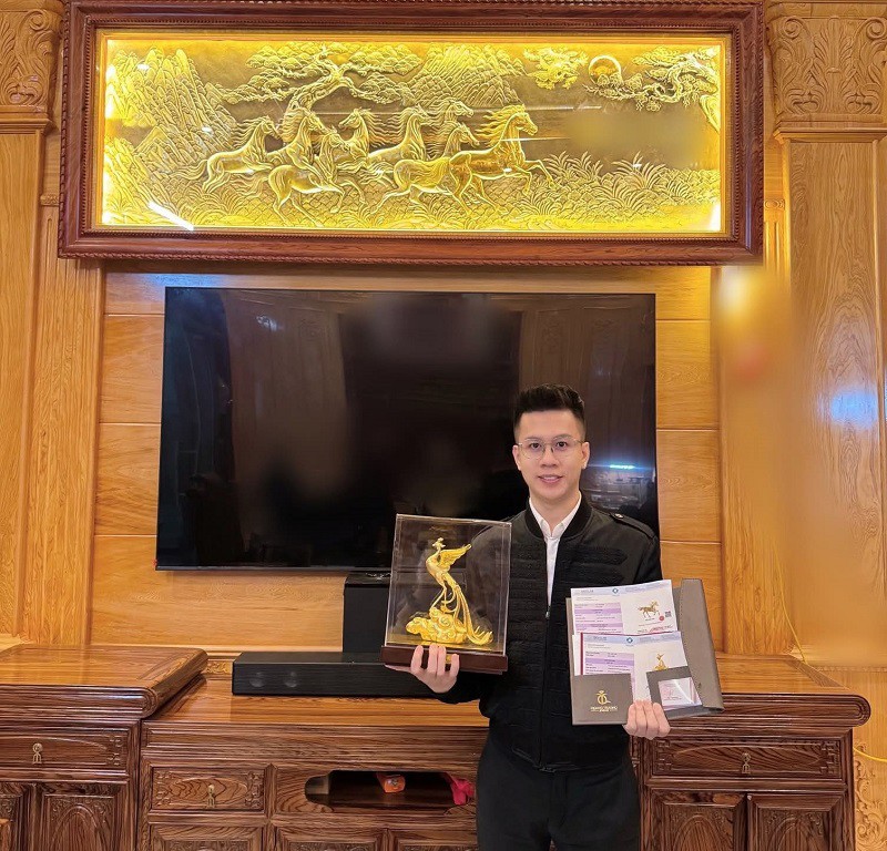 “Đại gia trẻ” buôn kim cương ở phố cổ Hà Nội vừa bị bắt vì tội rửa tiền giàu có cỡ nào? - 7