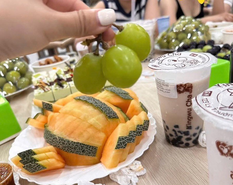 Choáng váng với hóa đơn mua trái cây gần 8,5 triệu đồng, tận 1,5 triệu đồng/chùm nho héo - 3