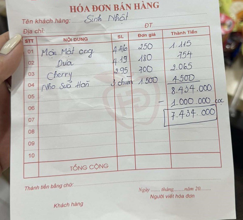 Choáng váng với hóa đơn mua trái cây gần 8,5 triệu đồng, tận 1,5 triệu đồng/chùm nho héo - 4