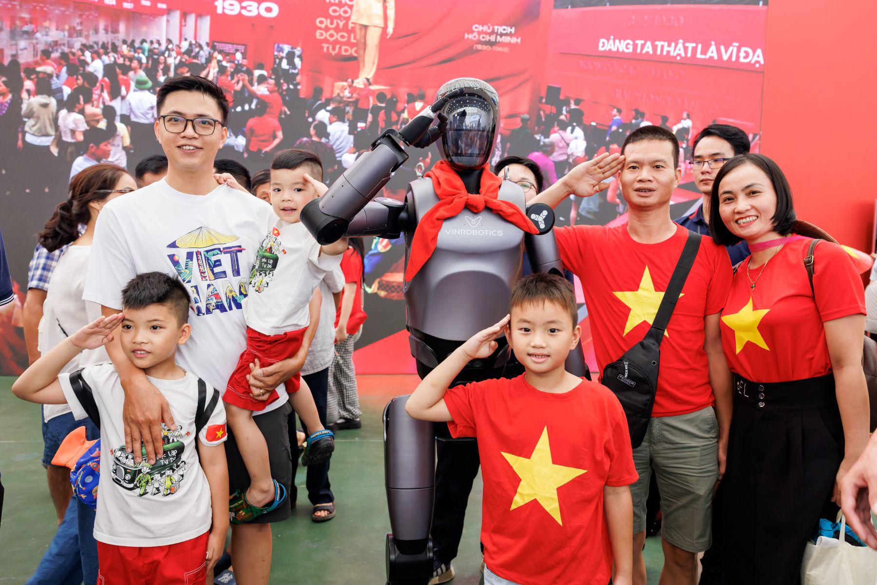 “Chạm đỉnh” cảm xúc yêu nước với “đại tiệc trải nghiệm” chưa từng có tại Trung tâm Triển lãm Việt Nam - 4