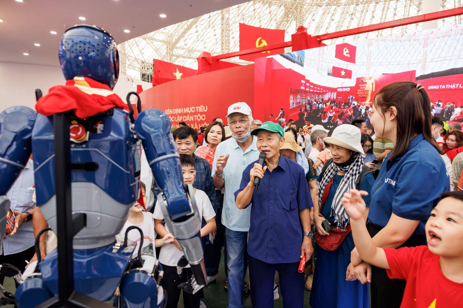 “Chạm đỉnh” cảm xúc yêu nước với “đại tiệc trải nghiệm” chưa từng có tại Trung tâm Triển lãm Việt Nam - 5