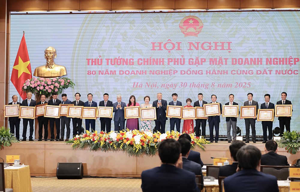 LPBank vinh dự đón nhận Bằng khen của Thủ tướng Chính phủ tại Hội nghị 80 năm Doanh nghiệp toàn quốc - 1