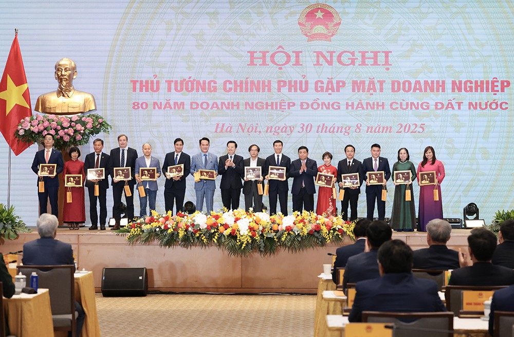 LPBank vinh dự đón nhận Bằng khen của Thủ tướng Chính phủ tại Hội nghị 80 năm Doanh nghiệp toàn quốc - 2