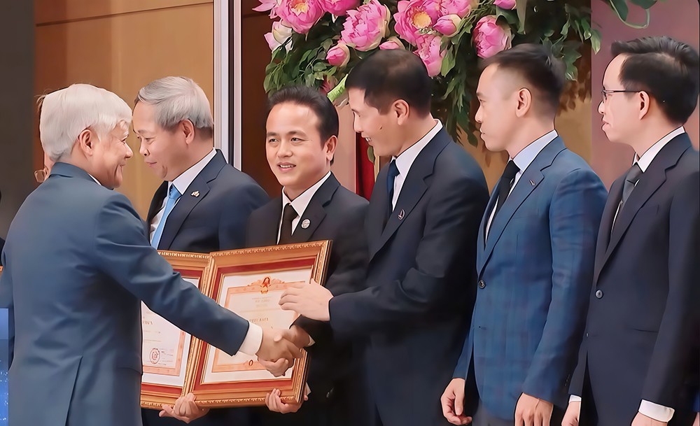 Chủ tịch Ống đồng Toàn Phát nhận giải thưởng Doanh nghiệp có đóng góp xuất sắc trong công tác xã hội - 1