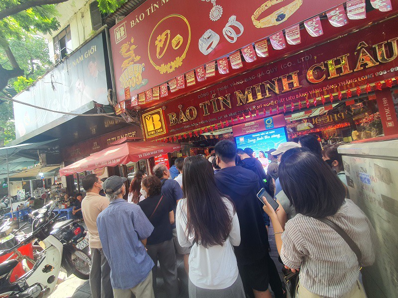 Giá vàng chiều 3/9: Tăng “sốc” lên mốc cao chưa từng có, nhiều người kéo đến cửa hàng “vét sạch” loại vàng này - 4