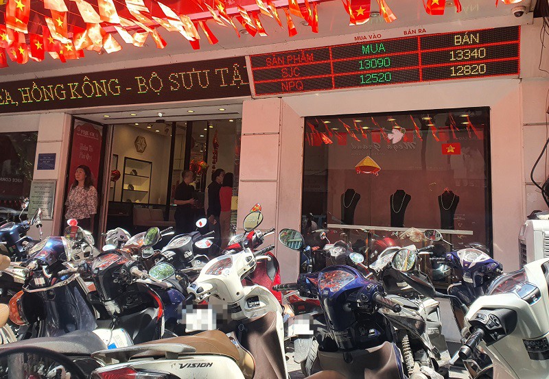 Giá vàng chiều 3/9: Tăng “sốc” lên mốc cao chưa từng có, nhiều người kéo đến cửa hàng “vét sạch” loại vàng này - 1