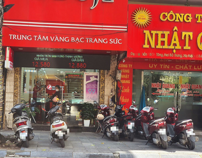 Giá vàng chiều 3/9: Tăng “sốc” lên mốc cao chưa từng có, nhiều người kéo đến cửa hàng “vét sạch” loại vàng này - 2