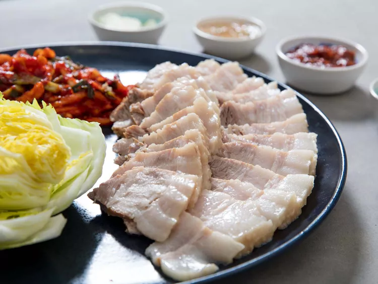 Cách làm thịt heo luộc cuốn kiểu Hàn Quốc ngon khó cưỡng - 1